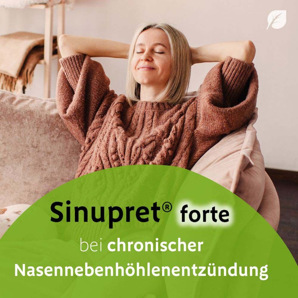 Frau sitzt entspannt auf einem Sofa. Sinupret® forte-Logo auf grünem Hintergrund. Text: bei chronischer Nasennebenhöhlenentzündung.