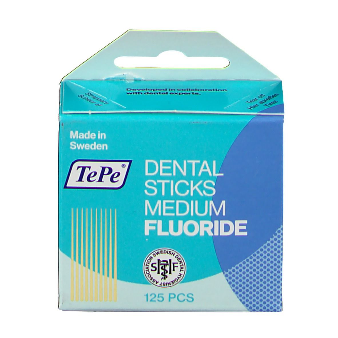 TePe-Packung, blau-weiß. Aufschrift: TePe, Dental Sticks Medium Fluoride, 125 Stück. Schwedisches Zahnärzte-Siegel. Geöffnete Lasche.