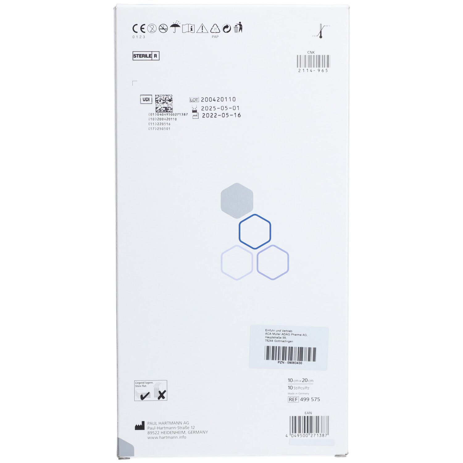 Weiße Verpackung mit blauen und grauen geometrischen Formen. Enthält Informationen wie Chargennummer, Verfallsdatum und Barcode.