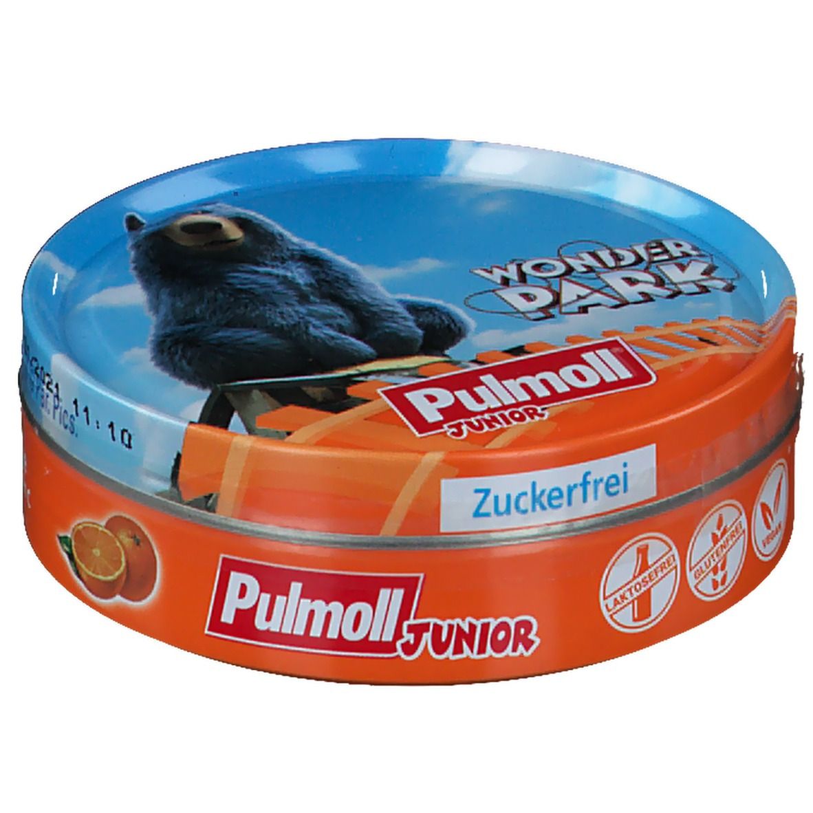 Runde Dose Pulmoll Junior Hustenbonbons. Orange zuckerfrei. Aufschrift: Zuckerfrei, laktosefrei, glutenfrei, vegan. Motiv: Bär. Mit Datum.