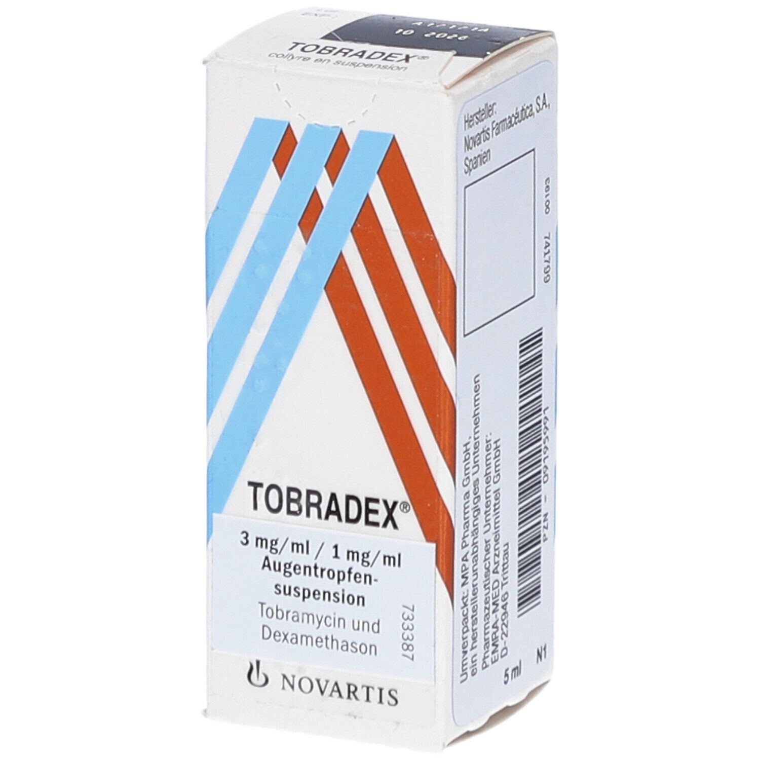 Karton von Tobradex Augentropfen-Suspension. Enthält Tobramycin und Dexamethason. Novartis Logo. Blaue und braune Streifen.