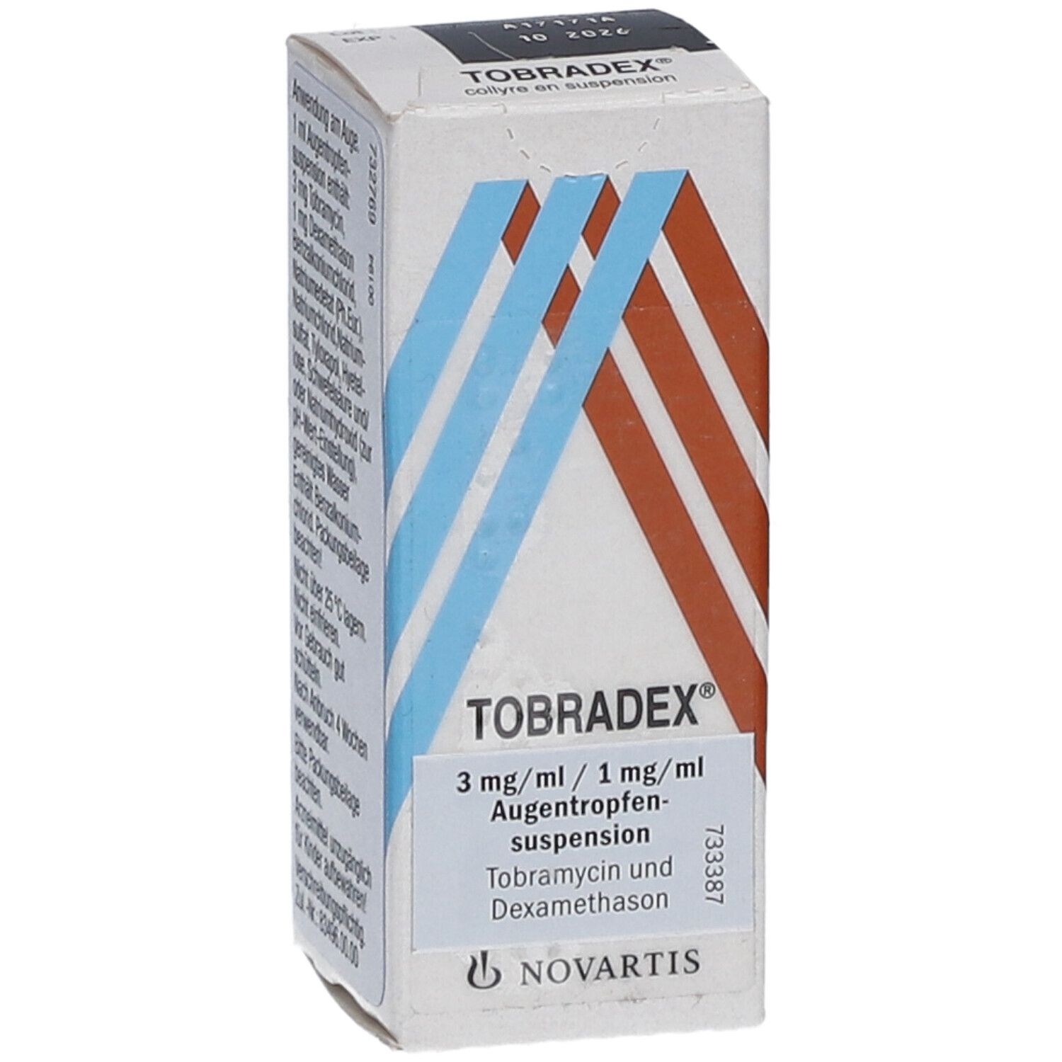 Vorderseite der Tobradex-Verpackung. Enthält Produktnamen, Dosierung und Inhaltsstoffe. Novartis Logo. Blaue und braune Streifen.