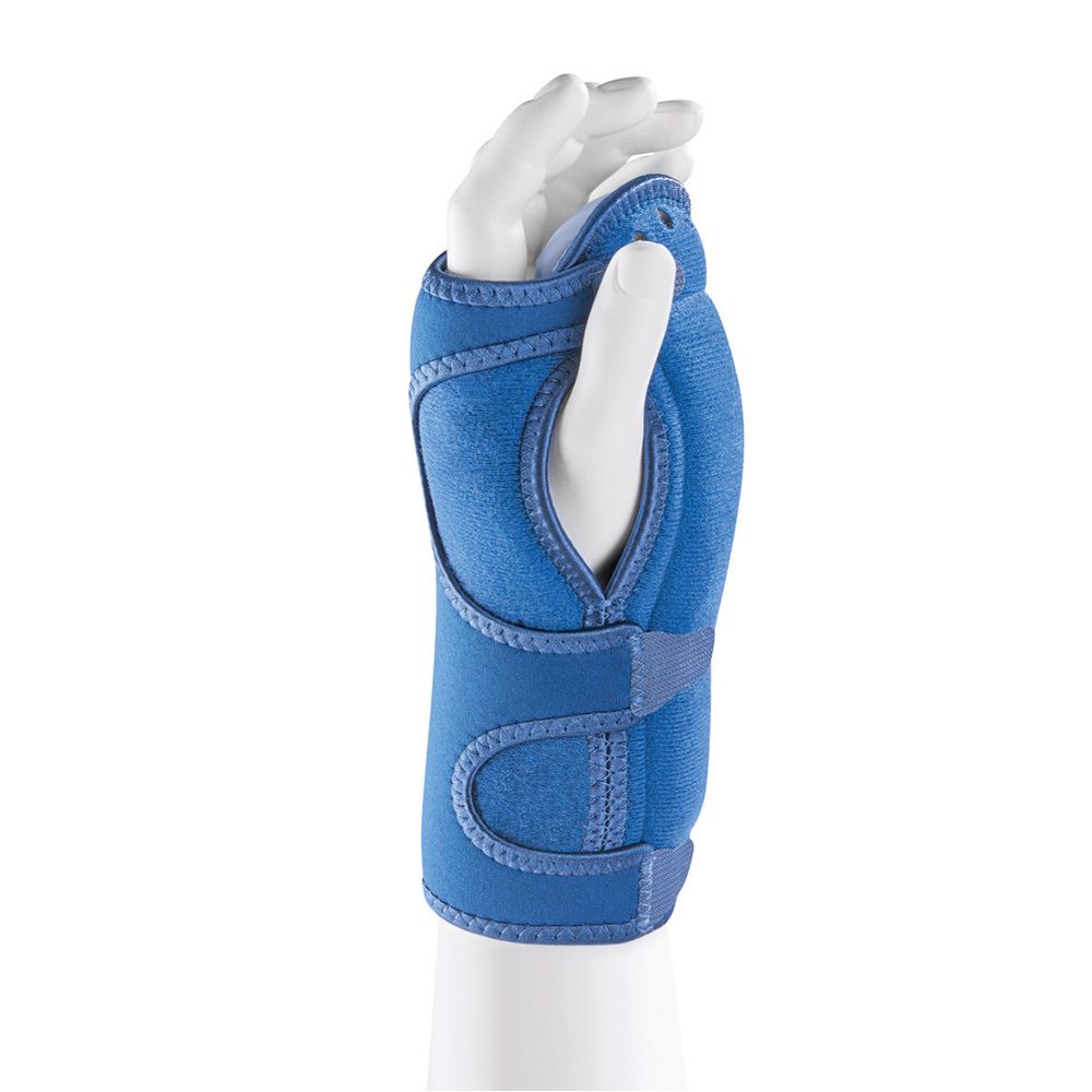 Blaue Handgelenkbandage auf einer weißen Hand. Seitliche Ansicht. Zeigt die Form und das Design der Bandage.