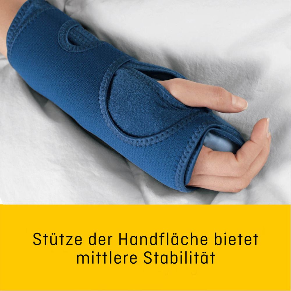Blaue Handgelenkbandage auf einer Hand. Text: Stütze der Handfläche bietet mittlere Stabilität.