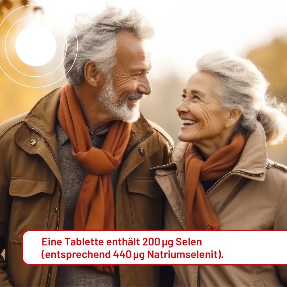 Älteres Paar im Freien. Text: Eine Tablette enthält 200µg Selen. Herbstliche Szene.