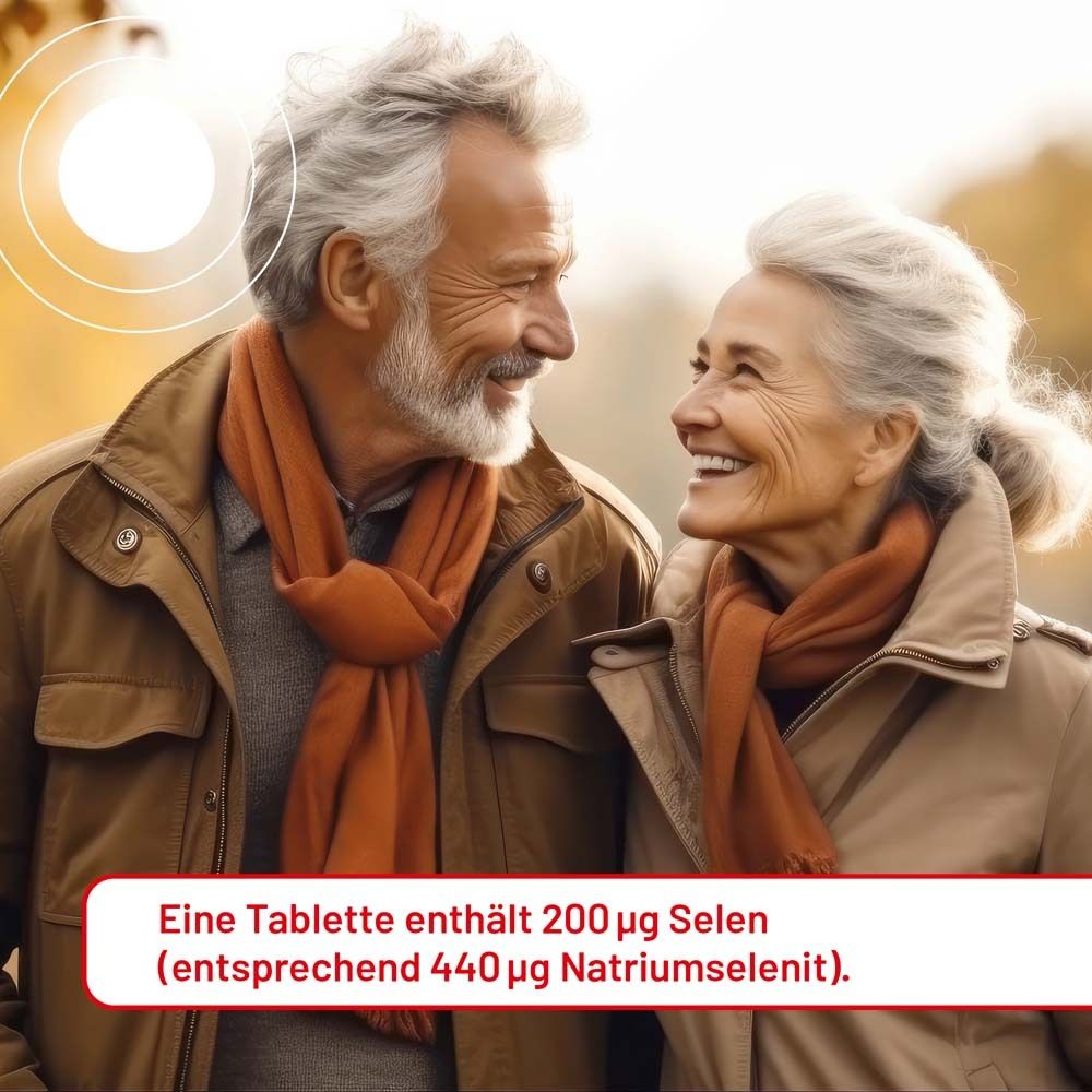 Älteres Paar im Freien. Text: Eine Tablette enthält 200 µg Selen (entsprechend 440 µg Natriumselenit).