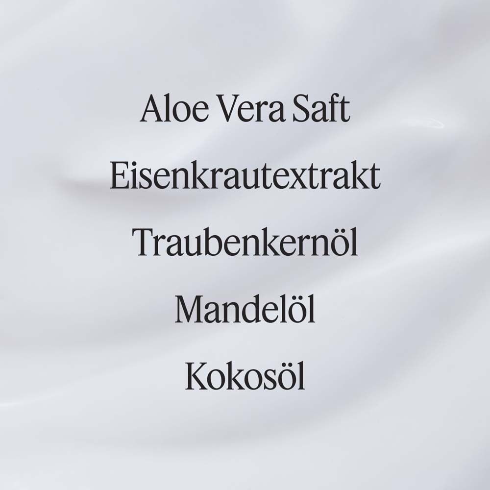 Nahaufnahme von Inhaltsstoffen. Text: Aloe Vera Saft, Eisenkrautextrakt, Traubenkernöl, Mandelöl, Kokosöl.