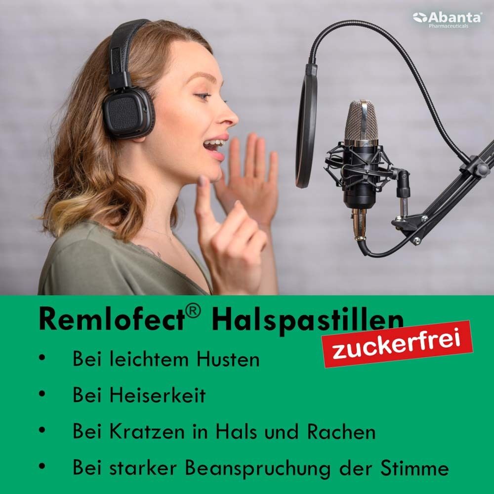 Frau spricht in Mikrofon. Text: REMLOFECT® Halspastillen zuckerfrei. Bei Husten, Heiserkeit, Kratzen im Hals, starker Stimme.