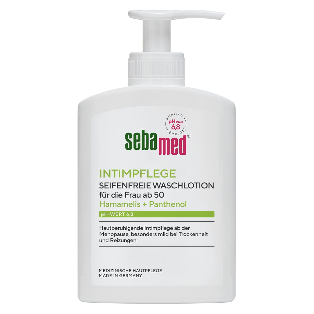 Weiße Flasche mit Pumpe. Aufschrift: sebamed Intimpflege, seifenfreie Waschlotion. pH-Wert 6,8. Für die Frau ab 50. Mit Hamamelis + Panthenol.