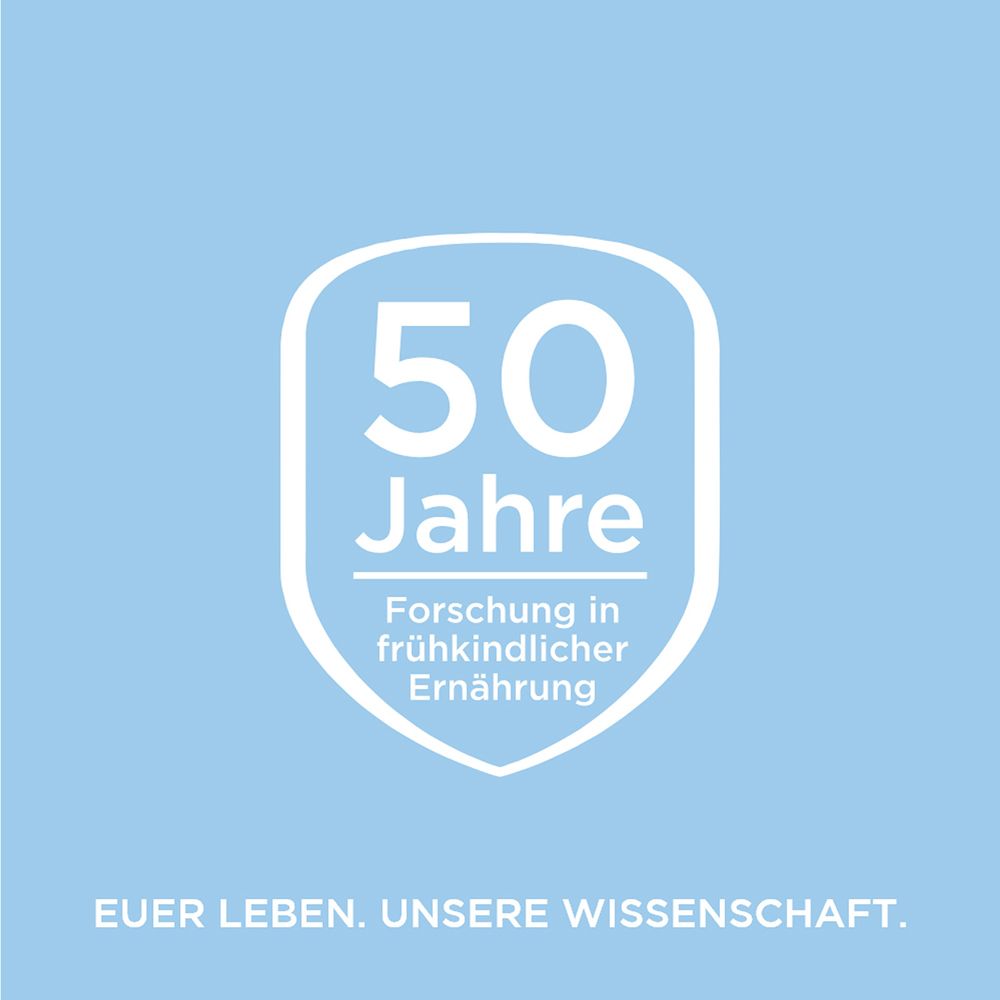 50 Jahre Forschung in frühkindlicher Ernährung. Weißes Schild auf blauem Hintergrund. Text: Euer Leben. Unsere Wissenschaft.