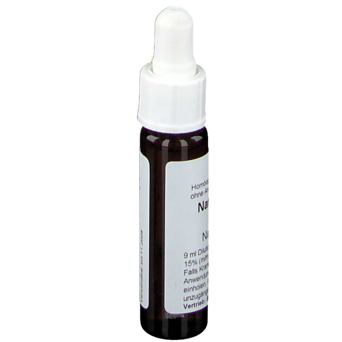 Braune Glasflasche mit weißem Verschluss und Etikett. Beschriftung: Natrium muriaticum. 9 ml Verdünnung.