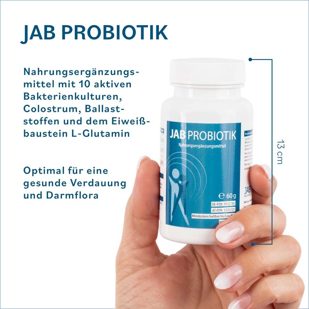 Hand hält eine weiße Flasche mit blauem Etikett. Aufschrift: JAB PROBIOTIK. 13 cm hoch.