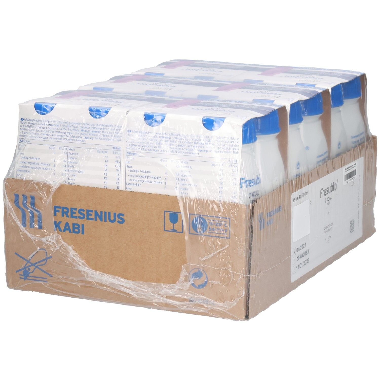 Karton mit 2-kcal-Getränk-Flaschen. Sechs Flaschen mit blauen Deckeln. Aufschrift: Fresubin 2 kcal.