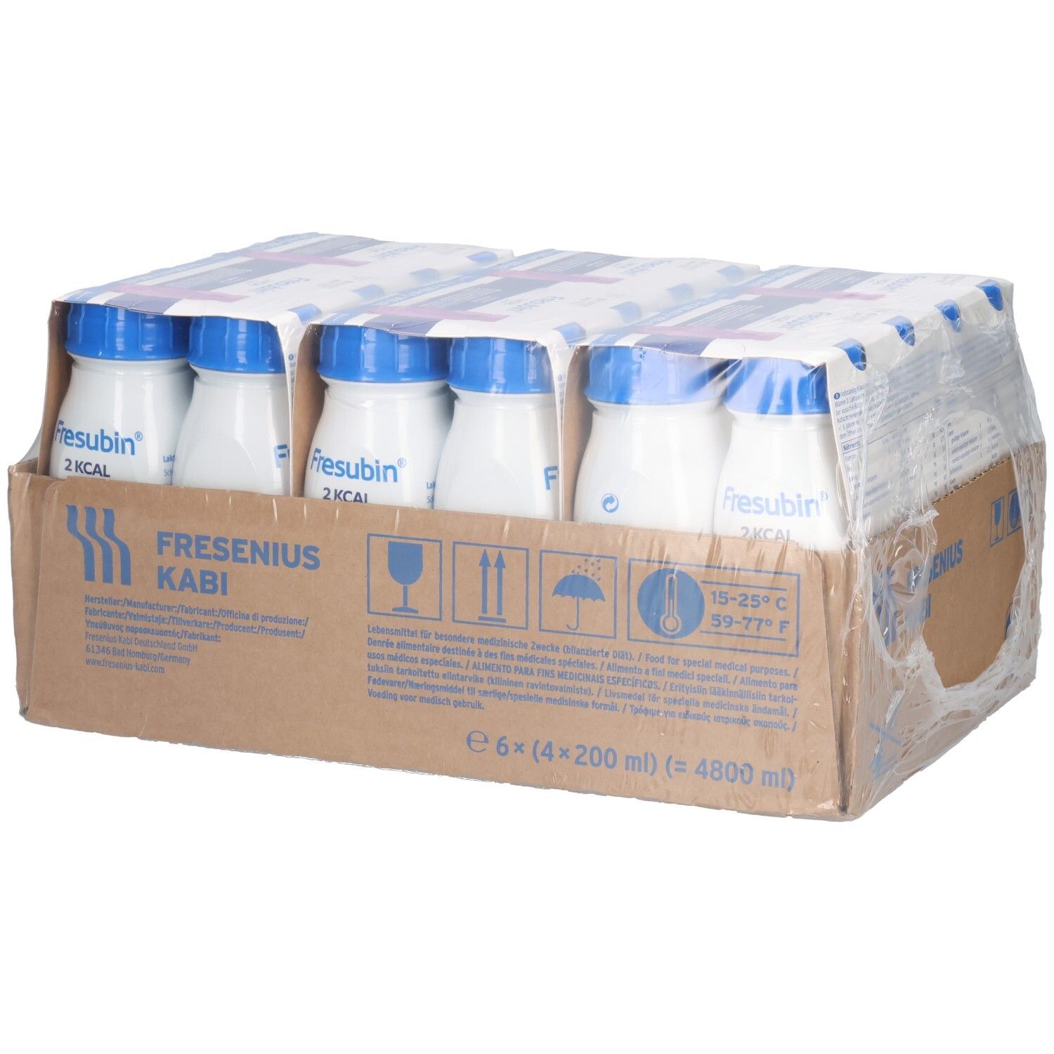 Karton mit 2-kcal-Getränk-Flaschen. Sechs Flaschen mit blauen Deckeln. Aufschrift: Fresubin 2 kcal.