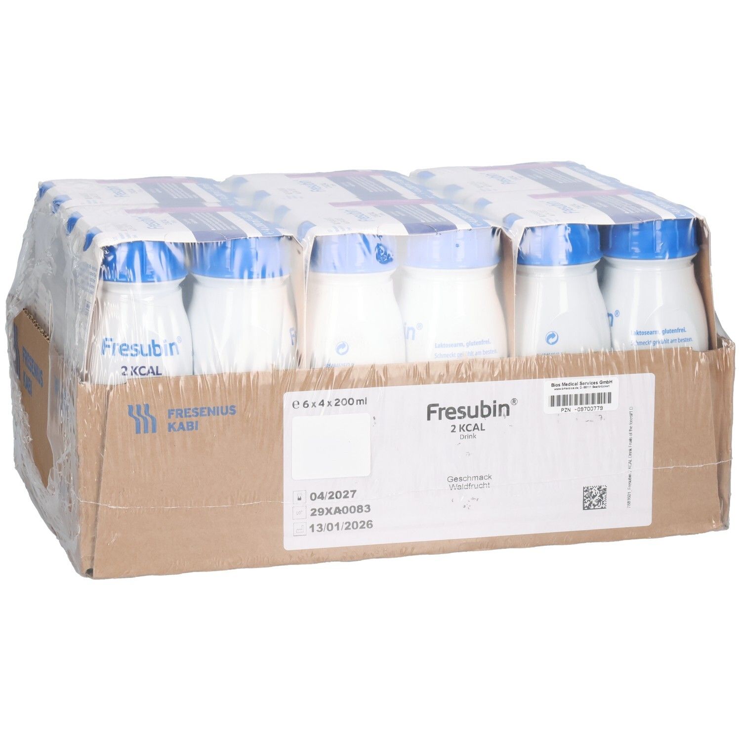 Karton mit 2-kcal-Getränk-Flaschen. Sechs Flaschen mit blauen Deckeln. Aufschrift: Fresubin 2 kcal.