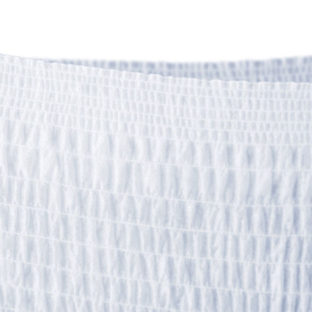 Nahaufnahme des Bunds einer weißen Pants. Der Bund ist elastisch und hat eine geriffelte Struktur.