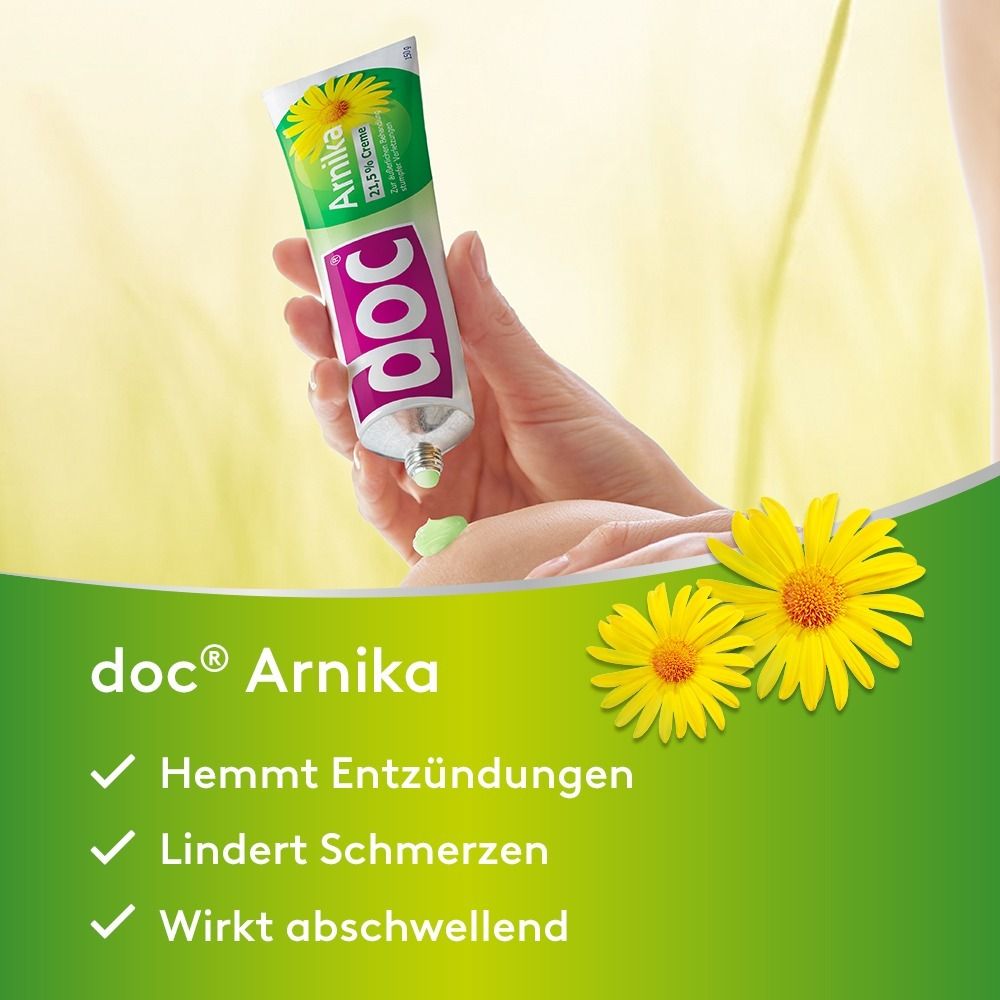 Hand hält Tube mit doc Arnika Salbe, daneben zwei Arnika-Blüten. Text über entzündungshemmende, schmerzlindernde und abschwellende Wirkung.