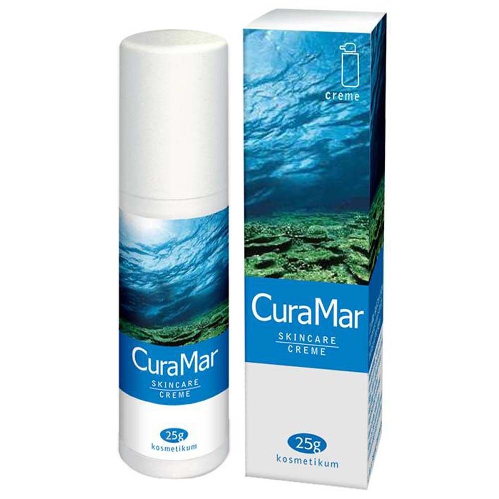 Creme-Tube und Schachtel. Aufschrift CuraMar Skincare Creme. 25g Kosmetikum. Hintergrund: Unterwasserlandschaft.