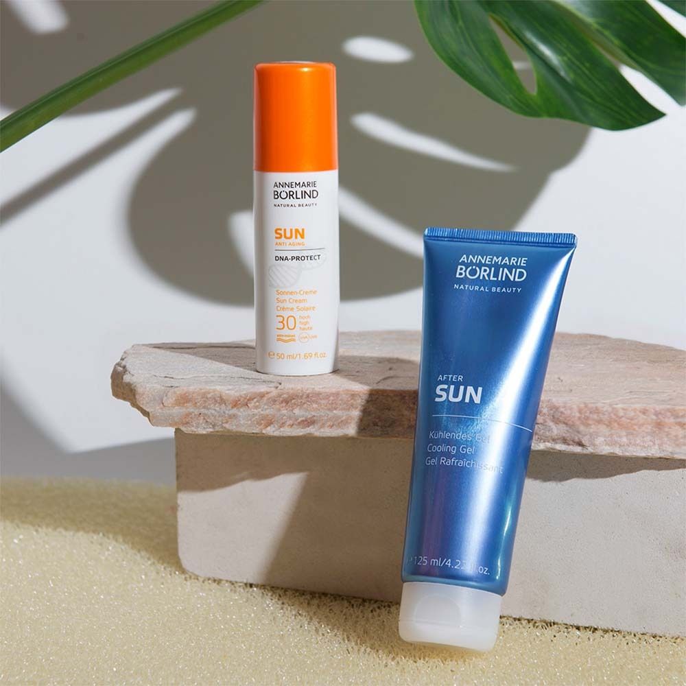 Sonnencreme-Tube und After Sun Gel. Text: ANNEMARIE BÖRLIND, SUN, After Sun, LSF 30, 75 ml.