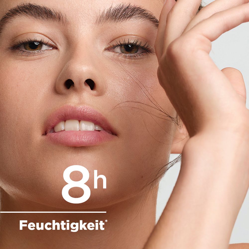 Nahaufnahme eines Gesichts mit dem Text '8h Feuchtigkeit'.