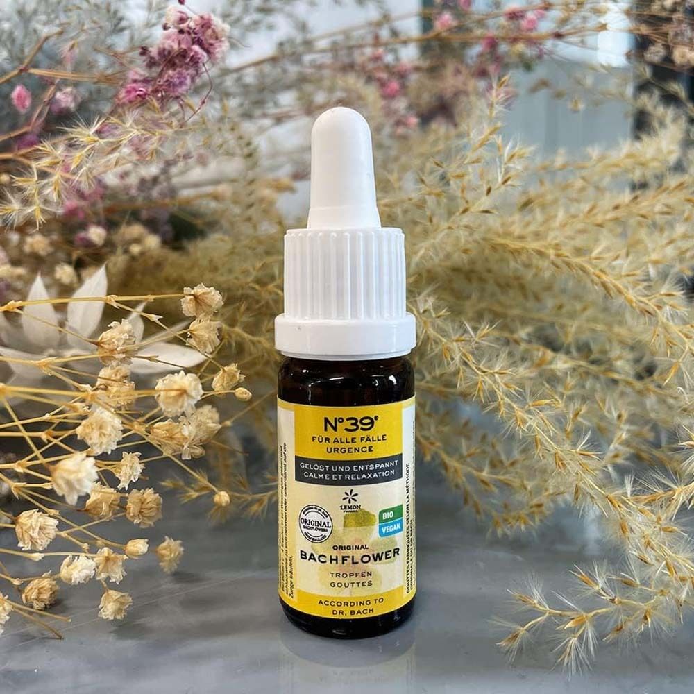 Braune Glasflasche mit weißem Deckel und Pipette. Gelbes Etikett mit Text: N°39, Bachblüten, Tropfen. Auf Zweigen.