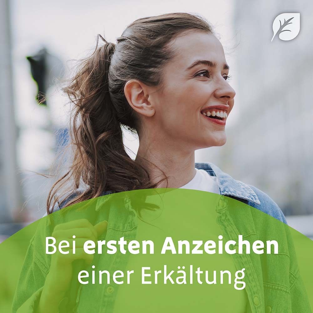 Junge Frau lächelt. Text: Bei ersten Anzeichen einer Erkältung.