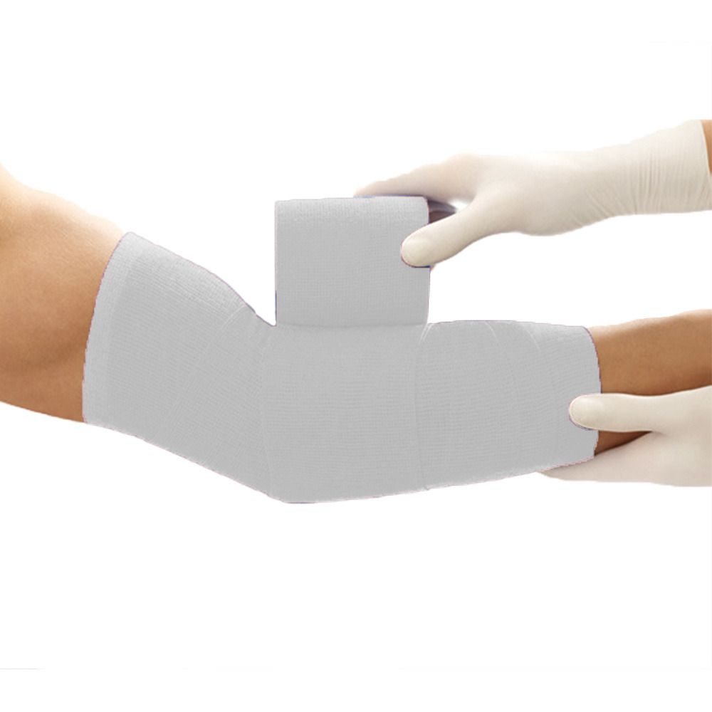 Weißes, kohäsives Fixierbinde-Band an Arm und Hand. Eine Rolle wird gehalten.