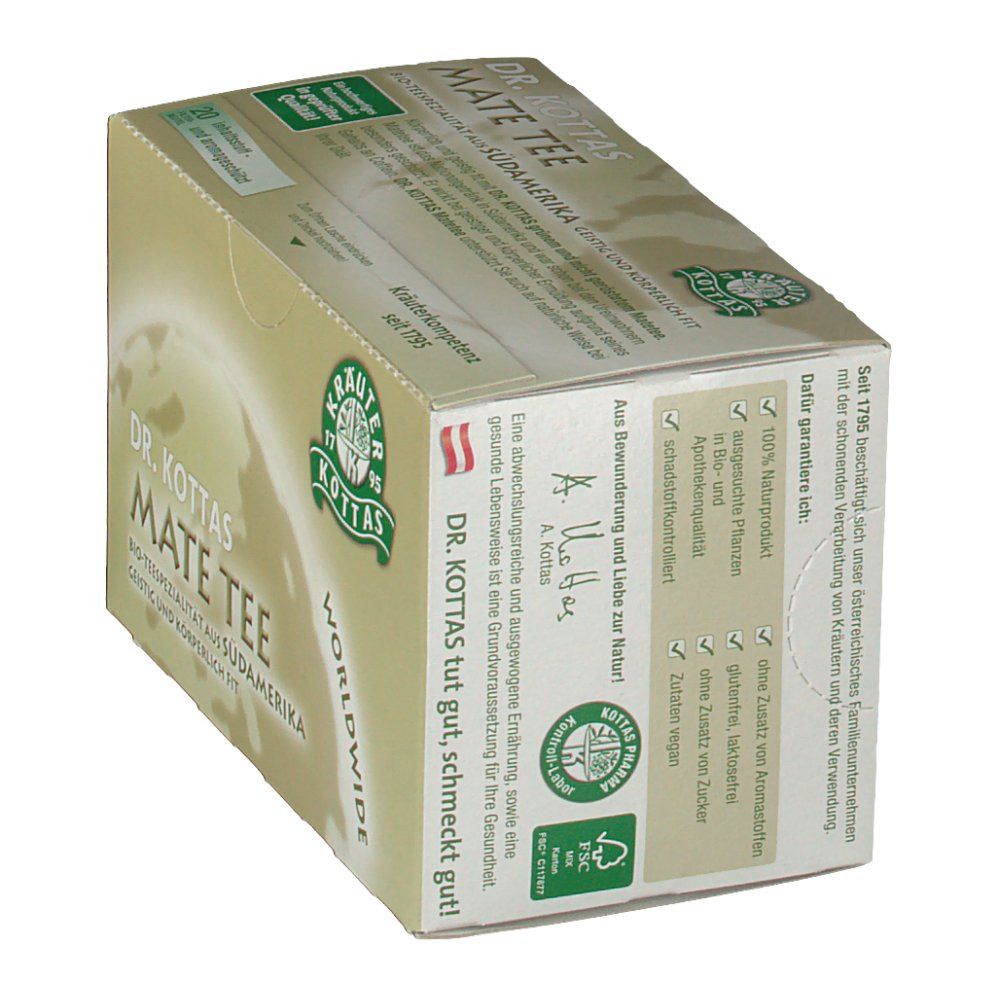 Schräg gestellte Verpackung von DR. KOTTAS Mate Tee. Aufdrucke mit Informationen und Logo. FSC-Siegel.