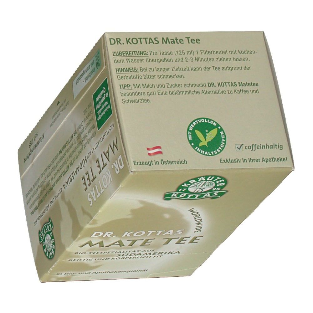 Schräg gestellte Verpackung von DR. KOTTAS Mate Tee. Text über Zubereitung. Logo mit Kräutern. Hergestellt in Österreich.