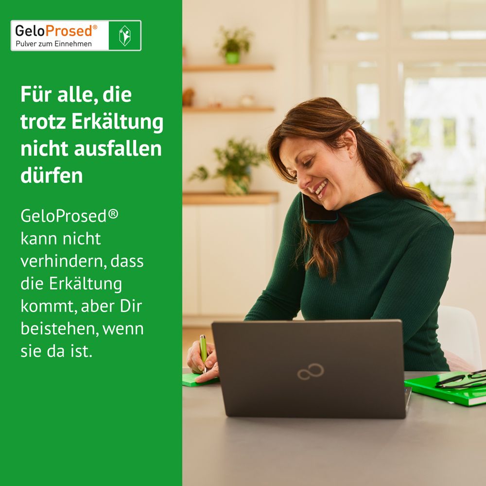 Mann nimmt GeloProsed® Pulver direkt auf die Zunge ein.
