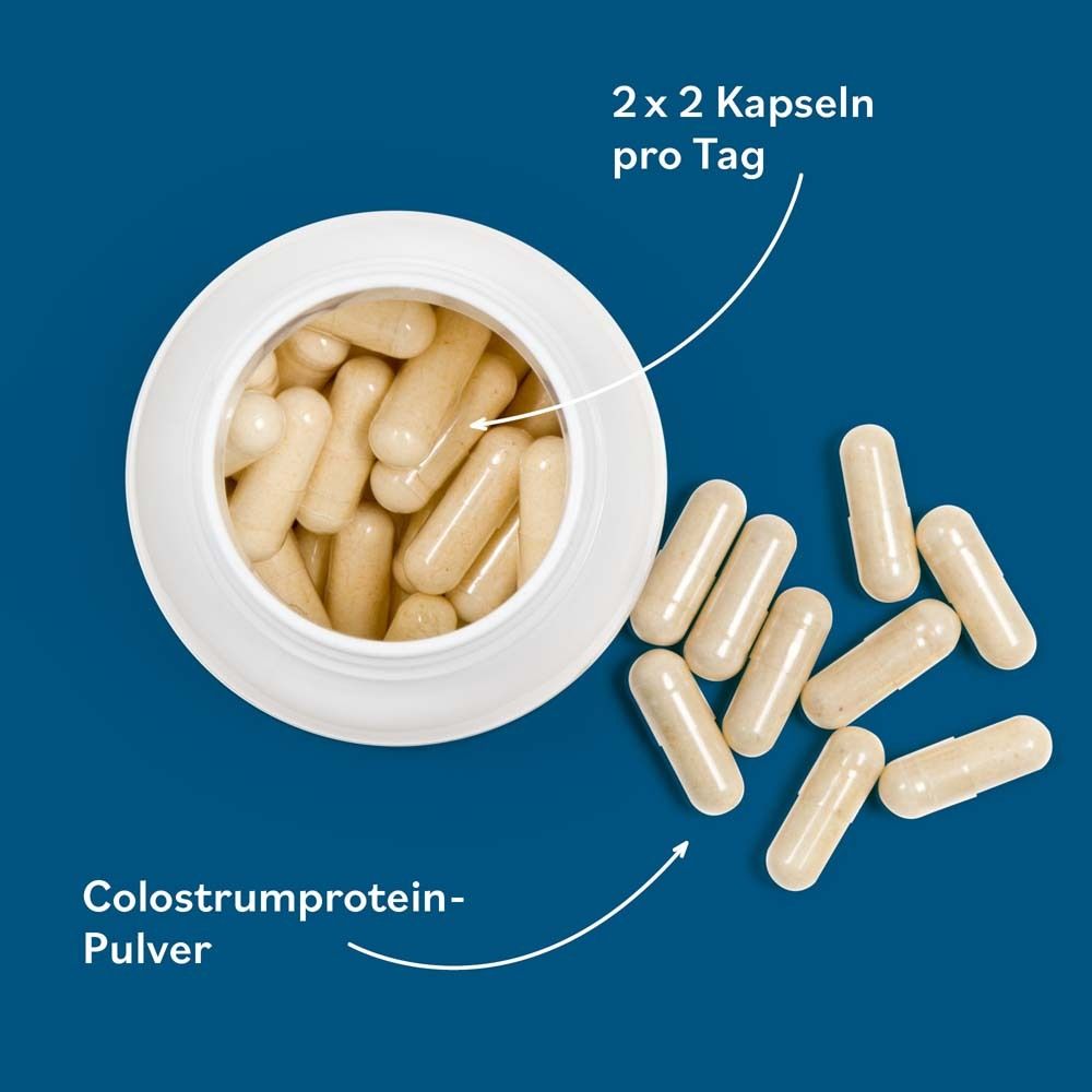 Offene Kapsel-Flasche mit hellbraunen Kapseln. Daneben liegen Kapseln. Beschriftung: Colostrumprotein-Pulver.