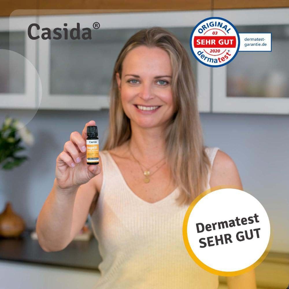 Frau hält Nagelöl Repair & Protect von Casida. Dermatest-Zertifizierung.