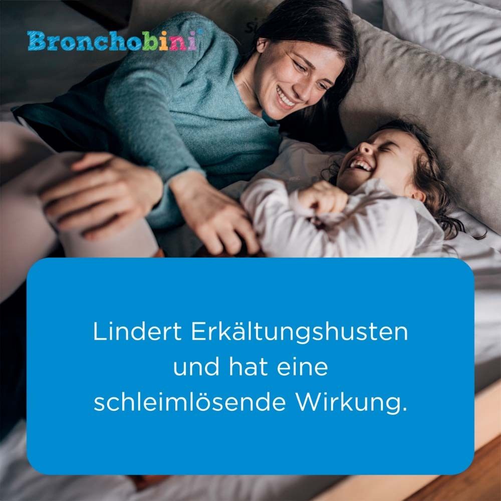 Mutter und Kind lachen. Text: Lindert Erkältungshusten und hat eine schleimlösende Wirkung. Bronchobini Logo.
