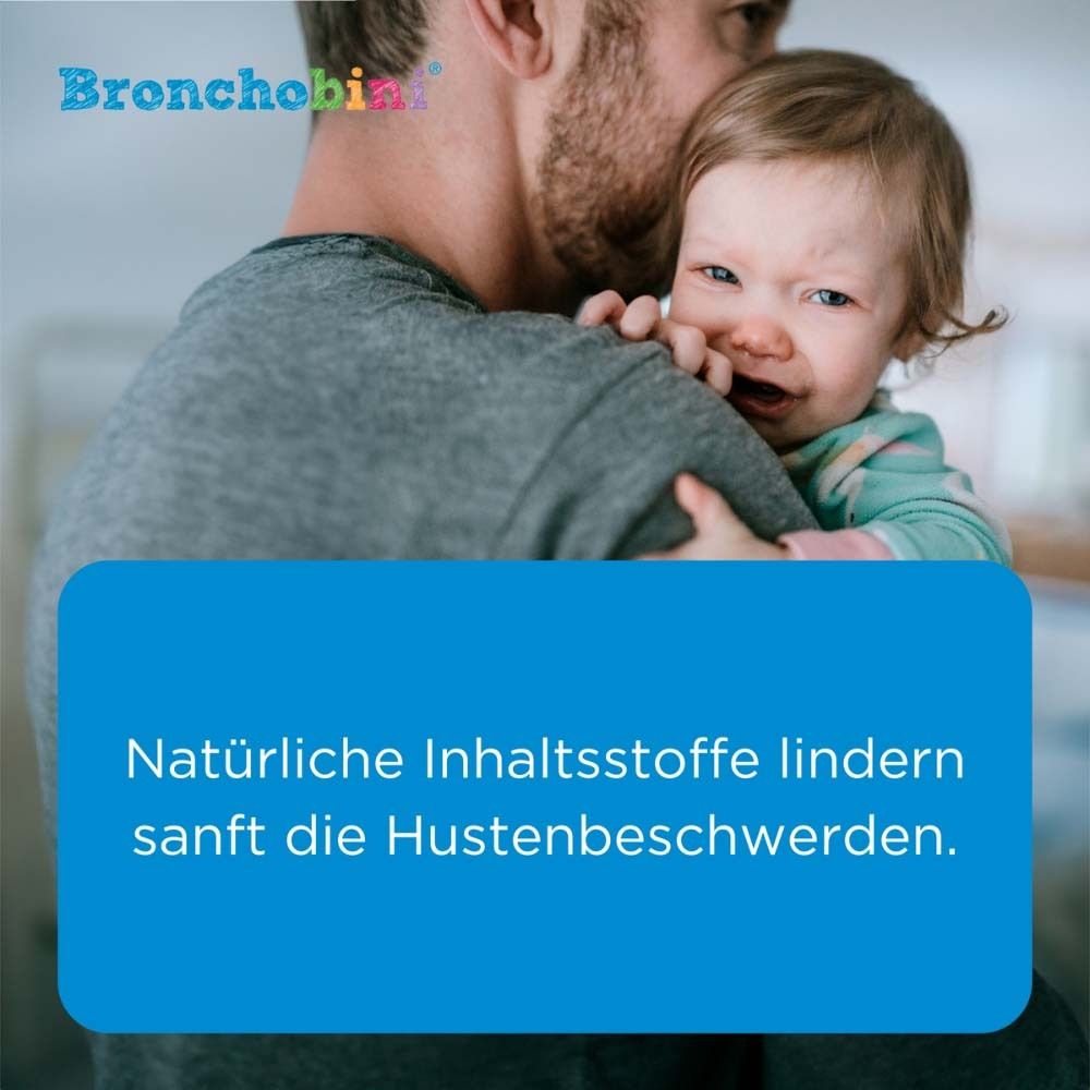 Vater hält weinendes Baby. Text: Natürliche Inhaltsstoffe lindern sanft die Hustenbeschwerden. Bronchobini Logo.