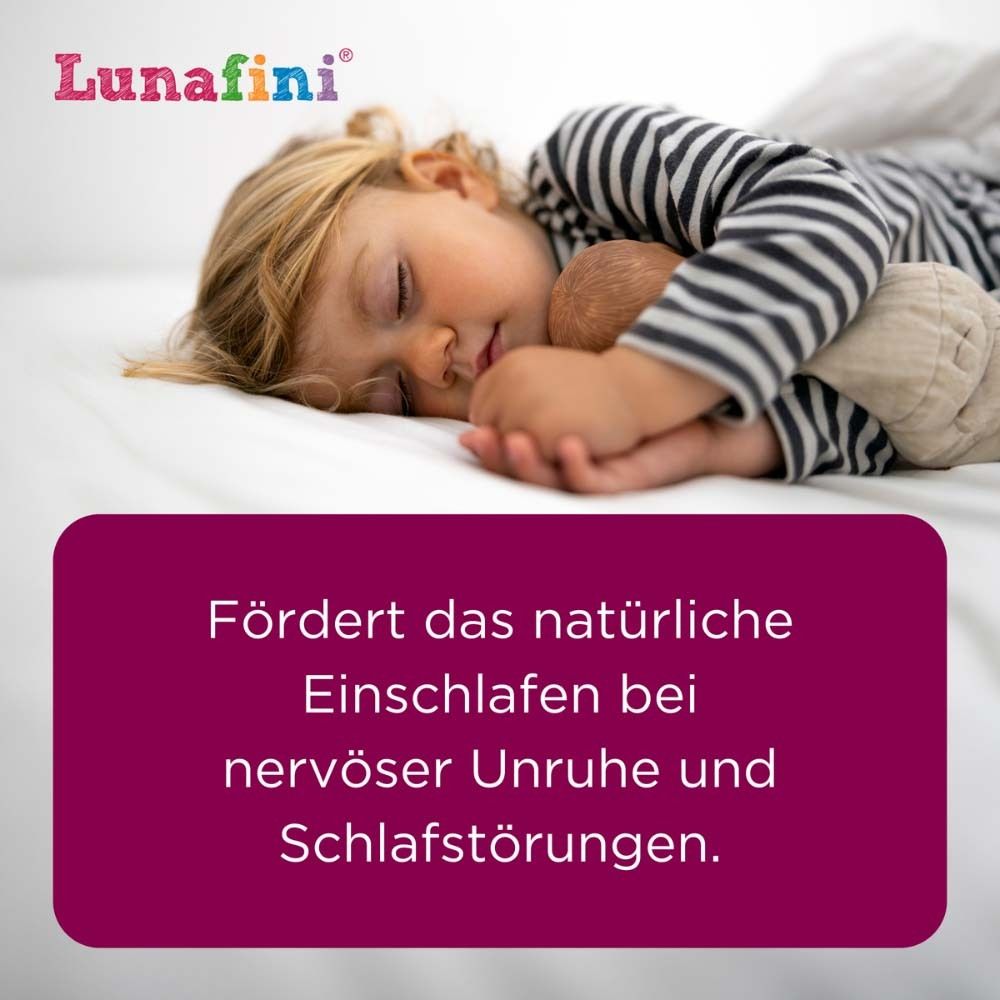 Kind schläft auf dem Bett. Text auf einem lila Feld: Fördert das natürliche Einschlafen bei nervöser Unruhe.