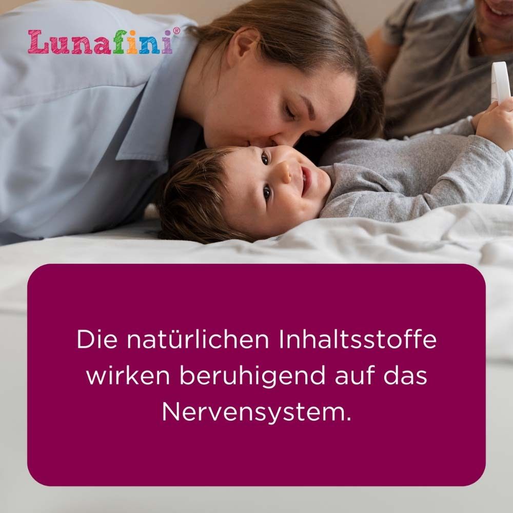 Eltern mit Baby auf dem Bett. Text auf lila Feld: Natürliche Inhaltsstoffe wirken beruhigend auf das Nervensystem.