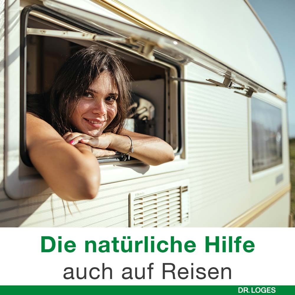 Frau lehnt sich aus einem Wohnwagenfenster. Text: Die natürliche Hilfe auch auf Reisen.
