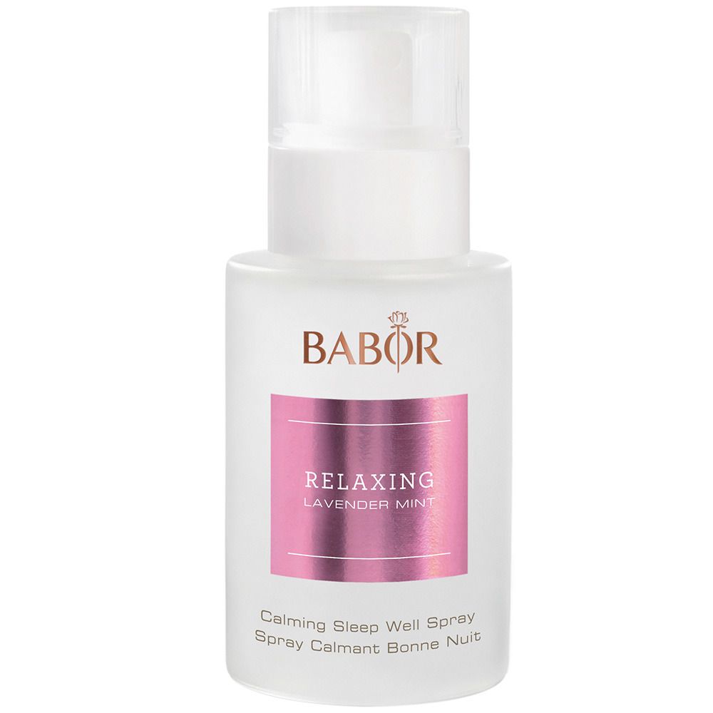 Weißer Sprühflakon mit rosa Etikett. Aufschrift: BABOR, Relaxing Lavender Mint, Calming Sleep Well Spray. Mit Sprühkopf.