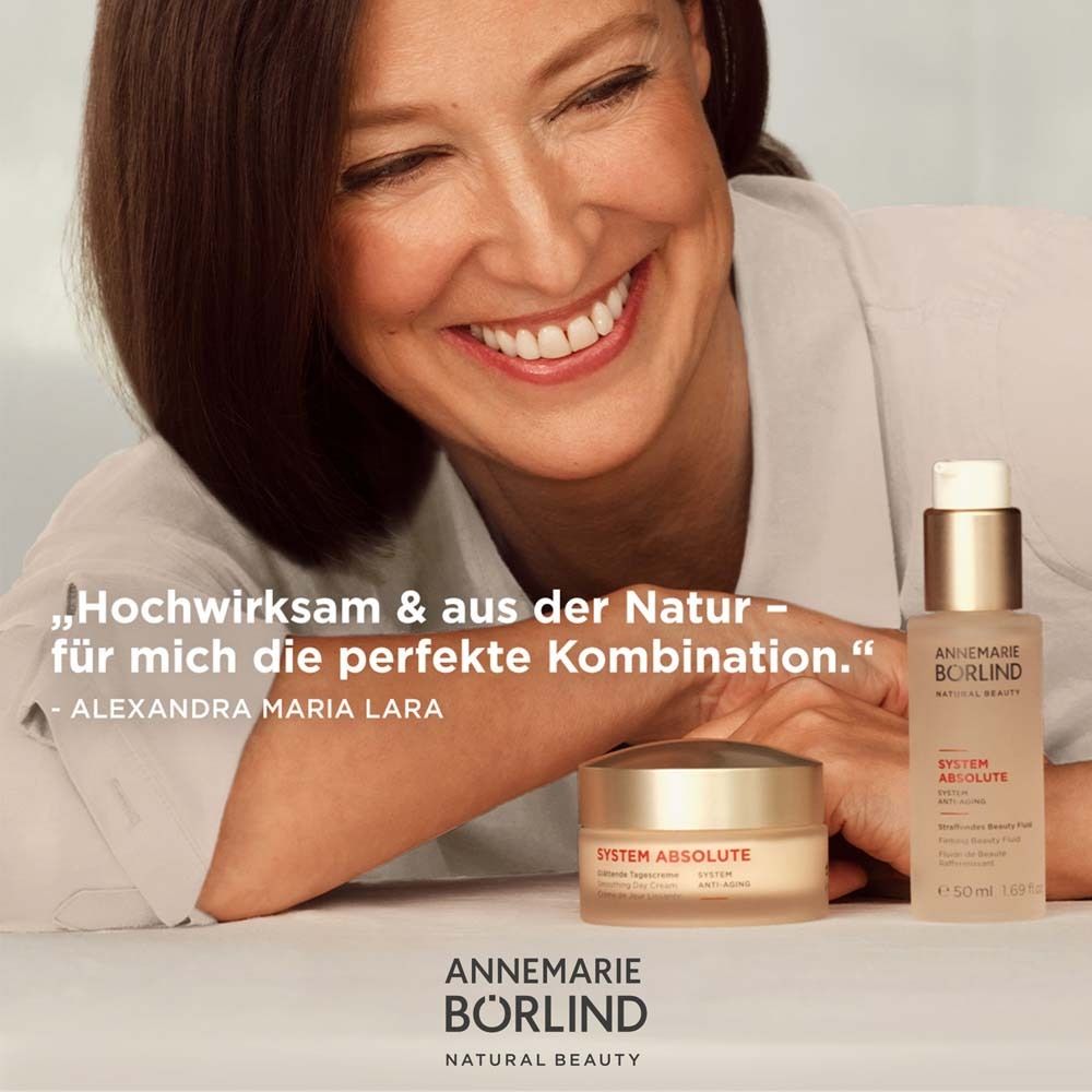 Frau lächelt. Vor ihr stehen Creme-Tiegel und Flasche. Text: Hochwirksam & aus der Natur.