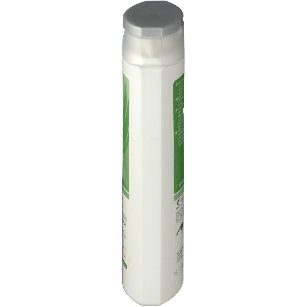 Weiße, längliche Flasche mit grauem Deckel. Grüne Etiketten mit Text. Perspektivische Ansicht.