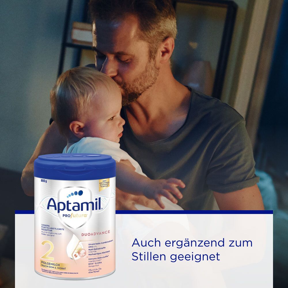 Ein Mann hält ein Baby im Arm, daneben eine Dose Aptamil Profutura 2. Text: Auch ergänzend zum Stillen geeignet.