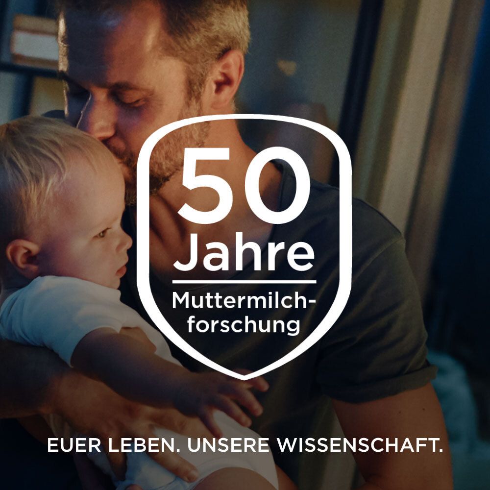 Ein Mann hält ein Baby im Arm. Großes Logo: 50 Jahre Muttermilchforschung. Text: Euer Leben. Unsere Wissenschaft.