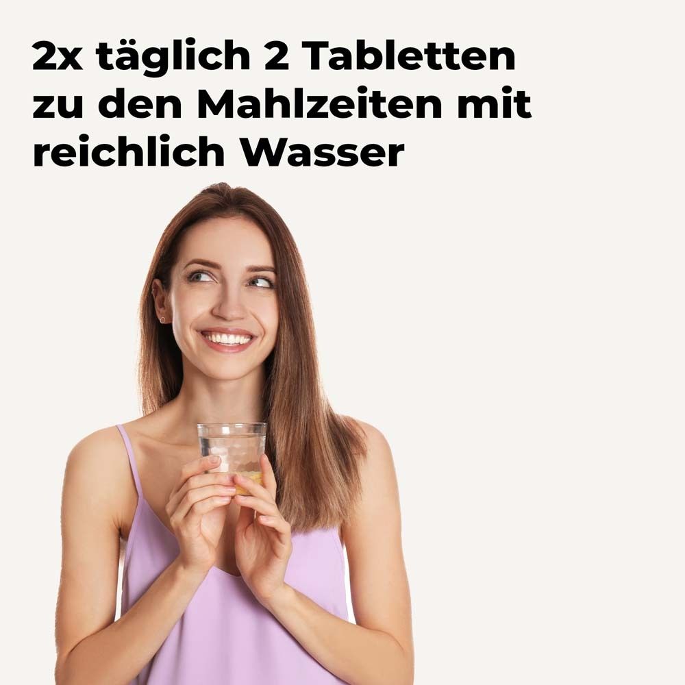 Frau mit Glas Wasser. Text: 2x täglich 2 Tabletten zu den Mahlzeiten mit reichlich Wasser.