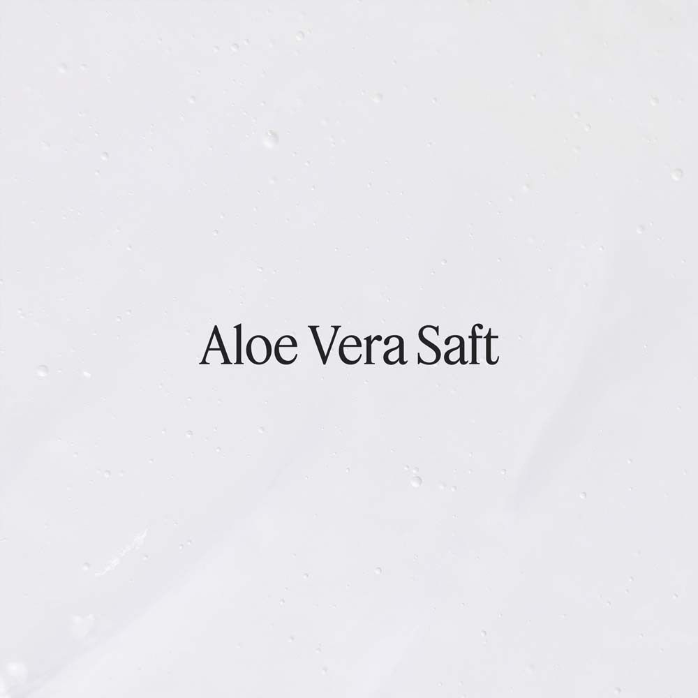 Weißer Hintergrund mit schwarzem Text: Aloe Vera Saft.