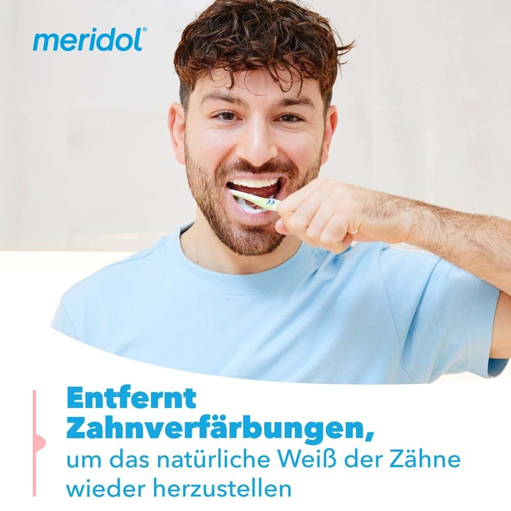 Mann putzt Zähne mit Zahnbürste. Text: "Entfernt Zahnverfärbungen, um das natürliche Weiß der Zähne wiederherzustellen".