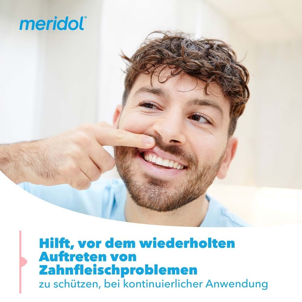 Mann zeigt auf sein Zahnfleisch. Text: "Hilft, vor dem wiederholten Auftreten von Zahnfleischproblemen zu schützen".