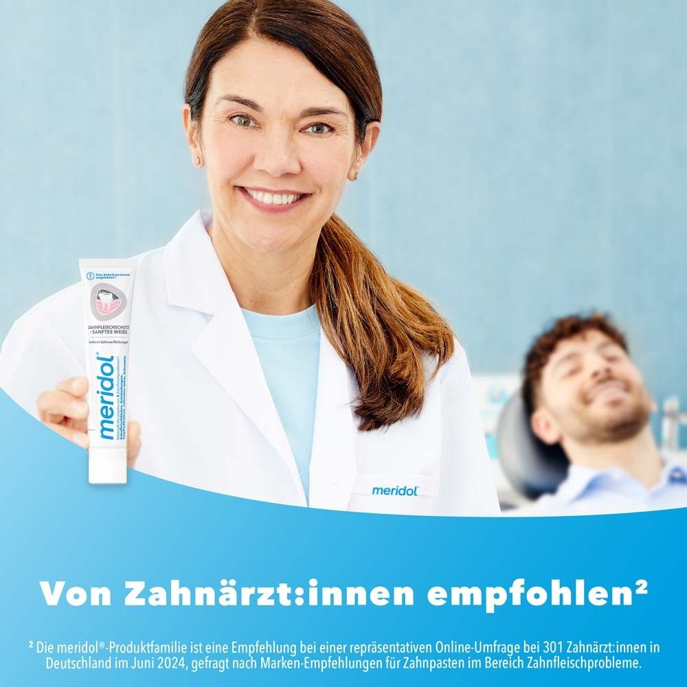 Zahnärztin hält Zahnpasta. Text: Von Zahnärzt:innen empfohlen. Produktfamilie meridol.