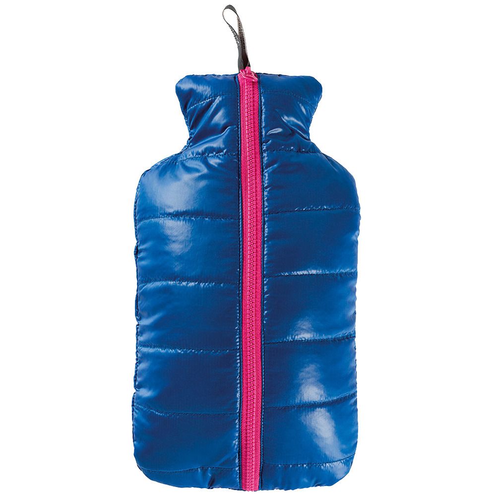 Blau gesteppte Wärmflasche mit pinkfarbenem Reißverschluss und Aufhängeschlaufe.