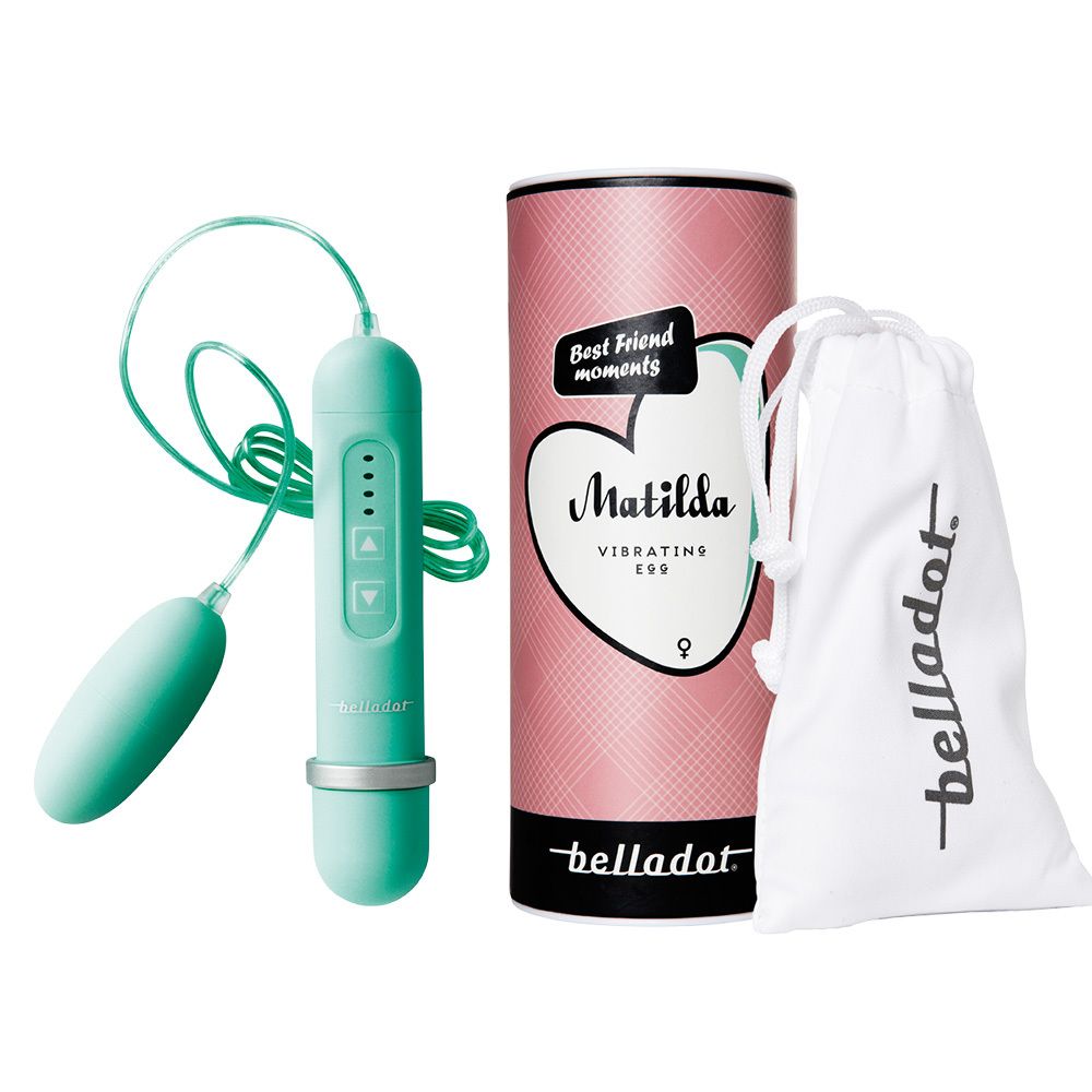 Grüner Vibrator mit Kabel und Ei-Aufsatz, neben rosa Verpackung und Beutel. Auf der Verpackung steht "Matilda".