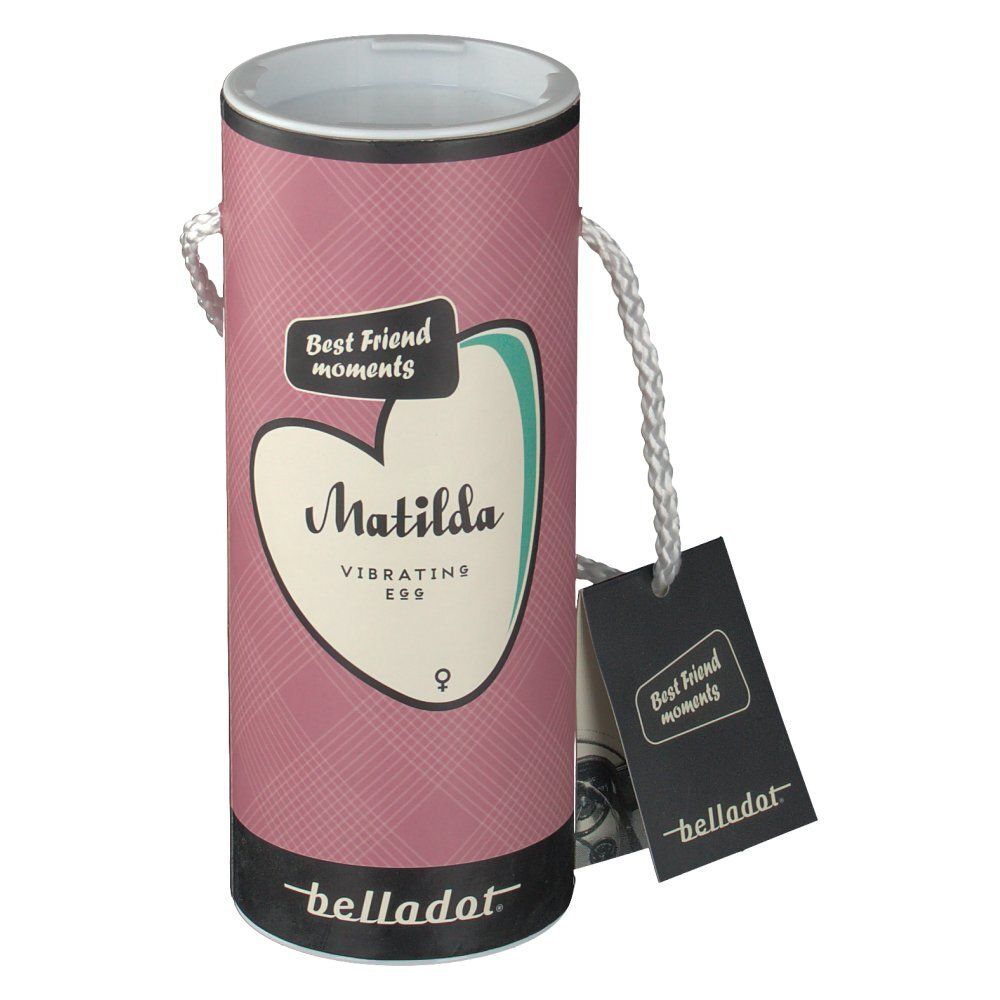 Zylindrische rosa Verpackung mit "Matilda" und "belladot" Schriftzug. Ein weißes Seil dient als Griff. Schwarzes Etikett.